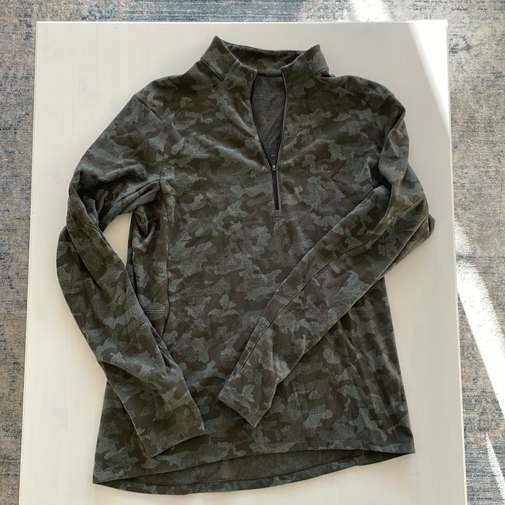 Lululemon 1/4 zip, fleece camouflage. size Large